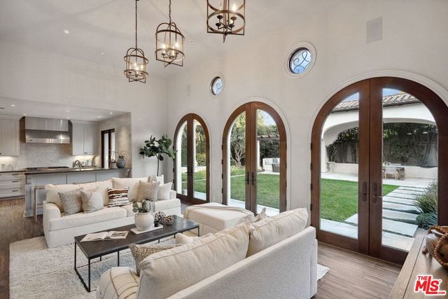 6882 Arizona Avenue, Los Angeles, CA 90045