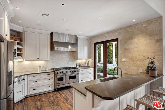 6882 Arizona Avenue, Los Angeles, CA 90045