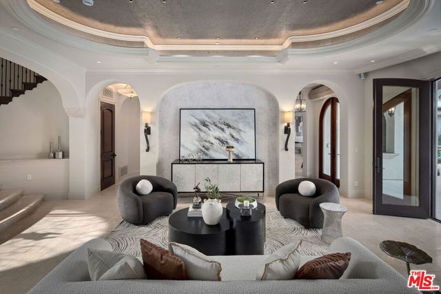 6882 Arizona Avenue, Los Angeles, CA 90045