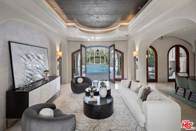 6882 Arizona Avenue, Los Angeles, CA 90045