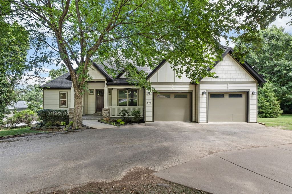 970 N Eastwood Drive, Fayetteville, AR 72701