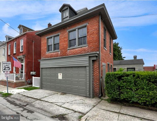 662 WALNUT ST, Columbia, PA 17512