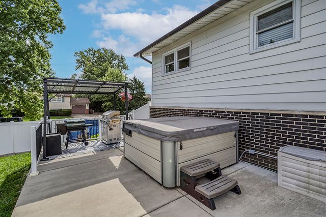 5814 Essex Road, Oak Forest, IL 60452