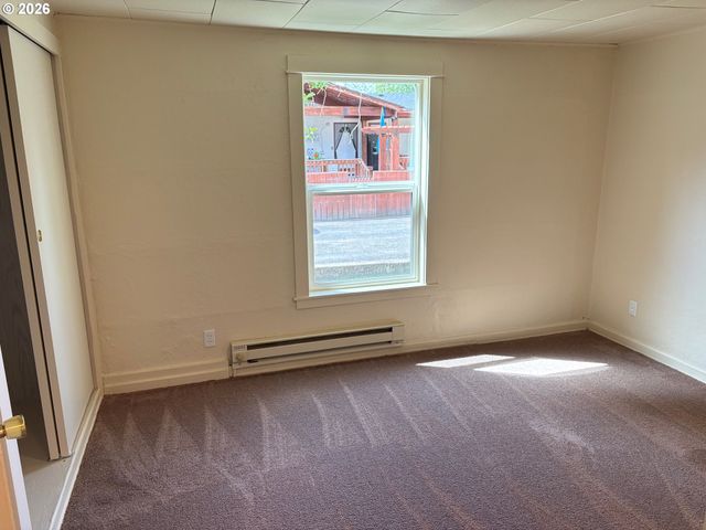 200 AZALEA Dr, Eugene, OR 97404