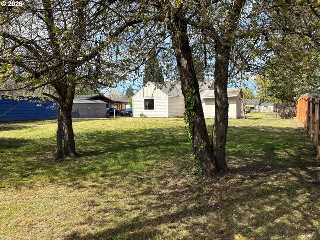 200 AZALEA Dr, Eugene, OR 97404