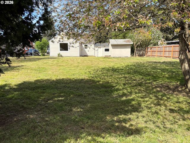 200 AZALEA Dr, Eugene, OR 97404