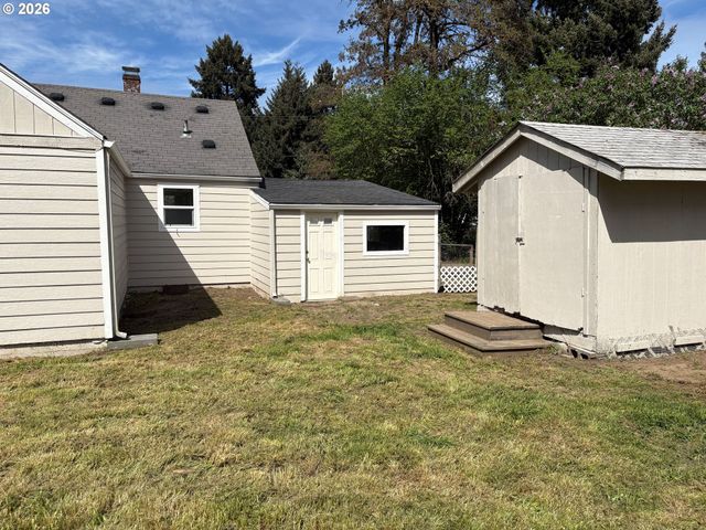 200 AZALEA Dr, Eugene, OR 97404