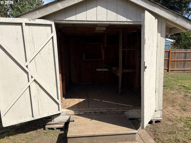 200 AZALEA Dr, Eugene, OR 97404