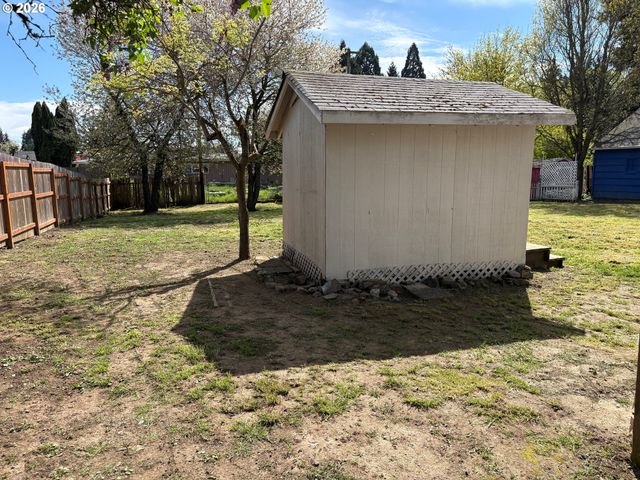 200 AZALEA Dr, Eugene, OR 97404