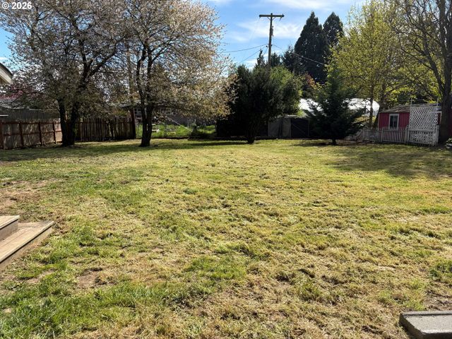 200 AZALEA Dr, Eugene, OR 97404