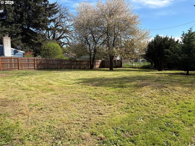 200 AZALEA Dr, Eugene, OR 97404