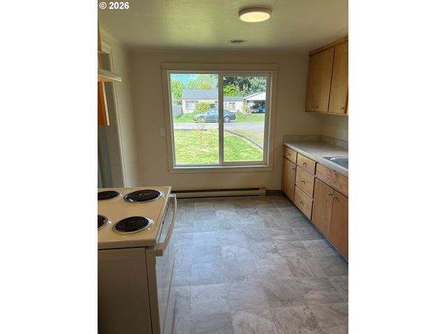 200 AZALEA Dr, Eugene, OR 97404