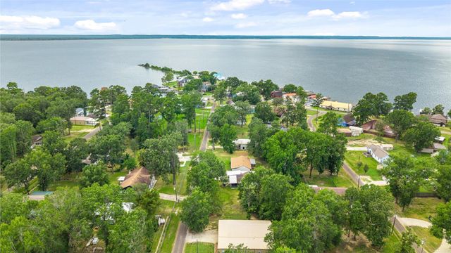 190 Lake View Lane, Livingston, TX 77351
