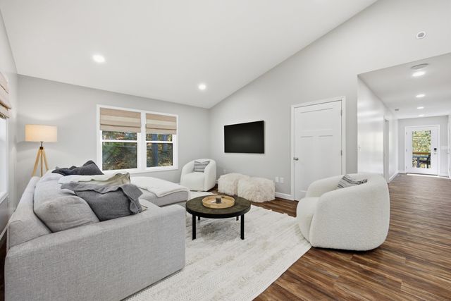 395 DELORIS RD, Basye, VA 22810