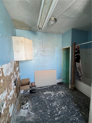 211 S 3rd St, Jeannette, PA 15644