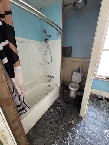 211 S 3rd St, Jeannette, PA 15644