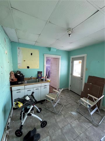 211 S 3rd St, Jeannette, PA 15644