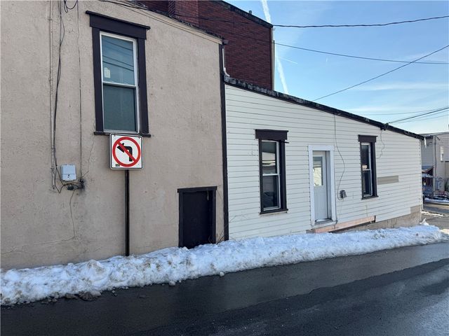 211 S 3rd St, Jeannette, PA 15644