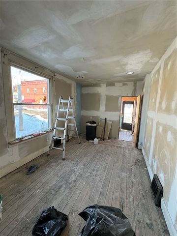 211 S 3rd St, Jeannette, PA 15644