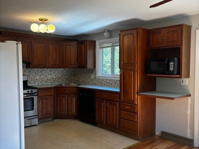33 Chartley Brook Ln, Attleboro, MA 02703