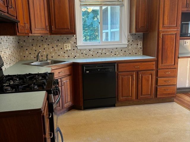 33 Chartley Brook Ln, Attleboro, MA 02703