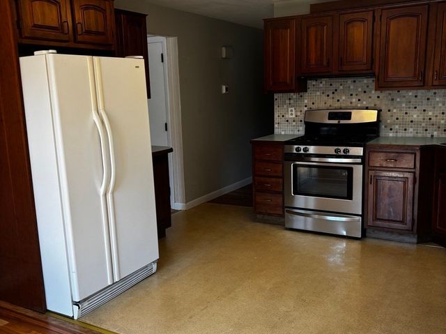33 Chartley Brook Ln, Attleboro, MA 02703
