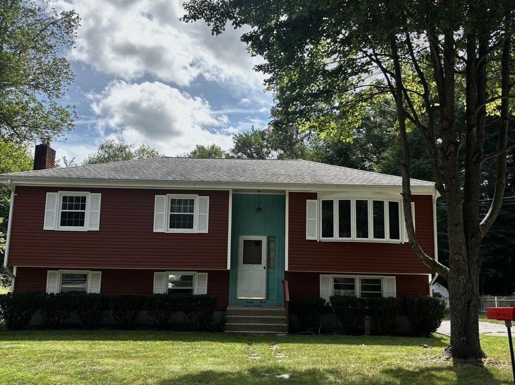 33 Chartley Brook Ln, Attleboro, MA 02703
