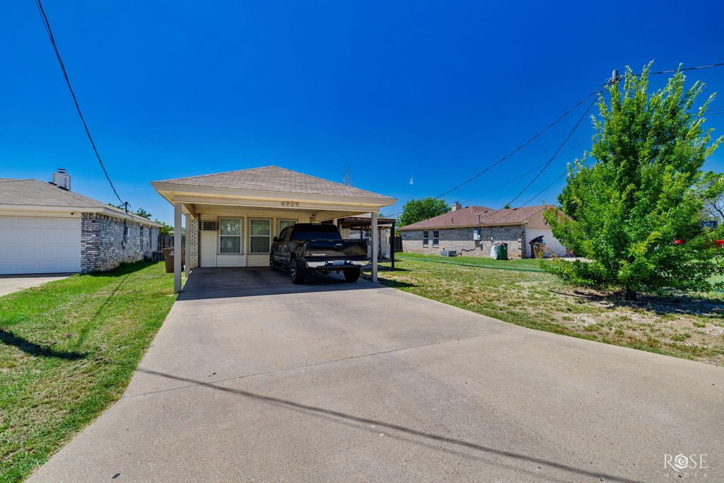 Image 3 of property listing at 4909 Oaklawn Boulevard, San Angelo, TX 76903