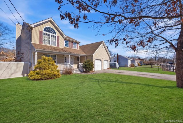 63 Pinedale Avenue, Farmingville, NY 11738