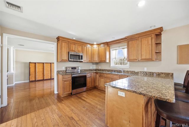 63 Pinedale Avenue, Farmingville, NY 11738