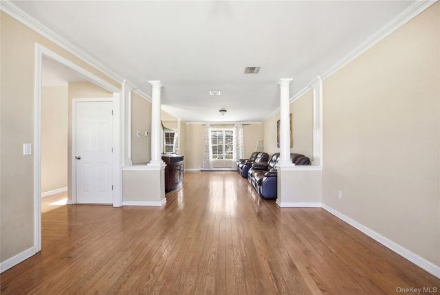 63 Pinedale Avenue, Farmingville, NY 11738