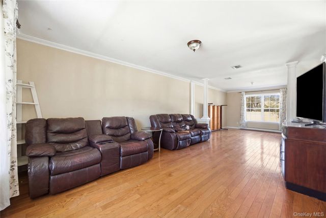 63 Pinedale Avenue, Farmingville, NY 11738