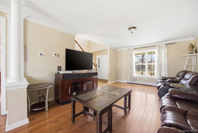 63 Pinedale Avenue, Farmingville, NY 11738