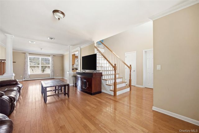 63 Pinedale Avenue, Farmingville, NY 11738