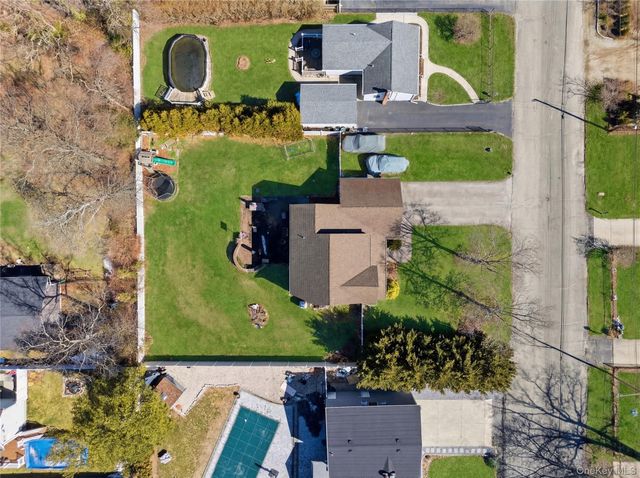 63 Pinedale Avenue, Farmingville, NY 11738