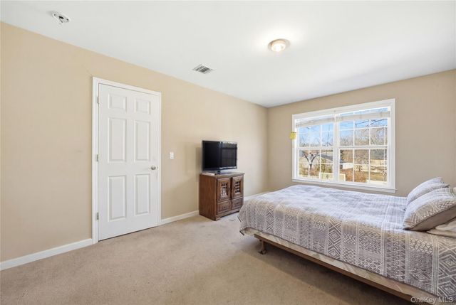 63 Pinedale Avenue, Farmingville, NY 11738