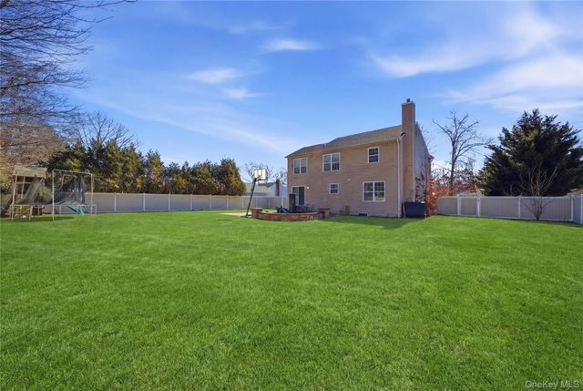 63 Pinedale Avenue, Farmingville, NY 11738