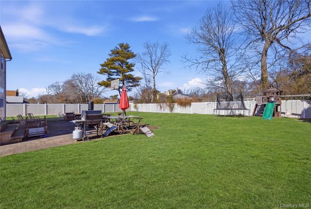 63 Pinedale Avenue, Farmingville, NY 11738