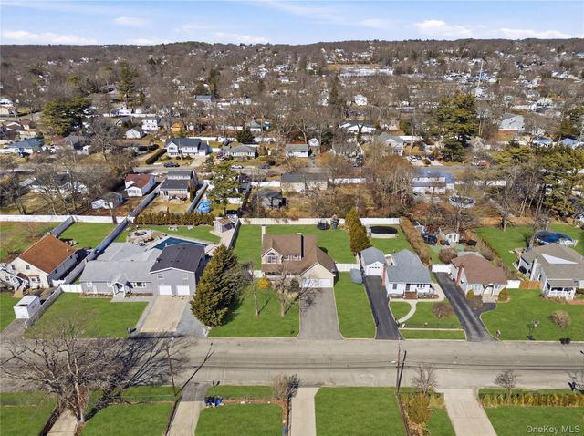 63 Pinedale Avenue, Farmingville, NY 11738