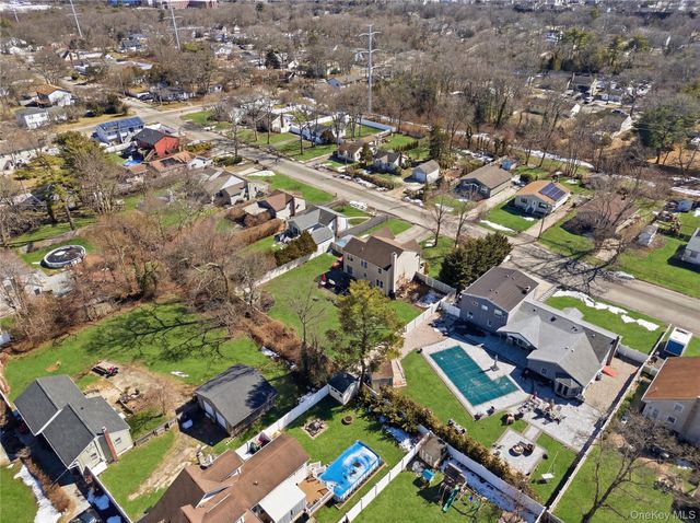 63 Pinedale Avenue, Farmingville, NY 11738