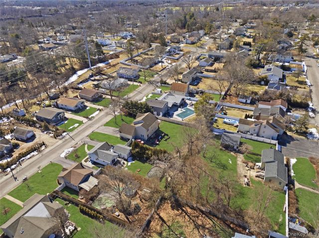 63 Pinedale Avenue, Farmingville, NY 11738