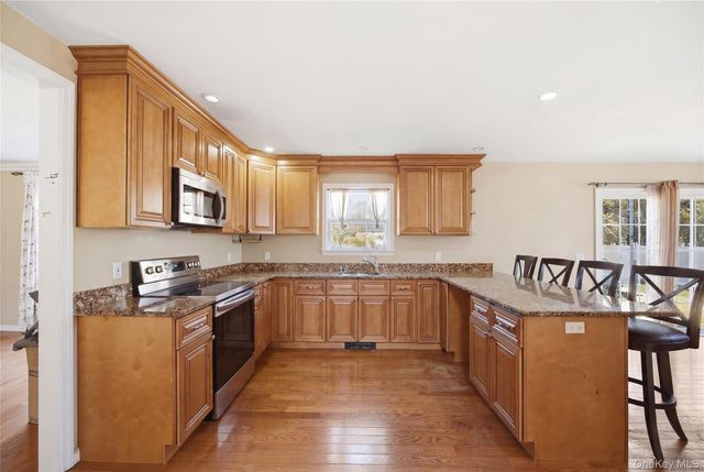 63 Pinedale Avenue, Farmingville, NY 11738