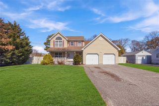 63 Pinedale Avenue, Farmingville, NY 11738