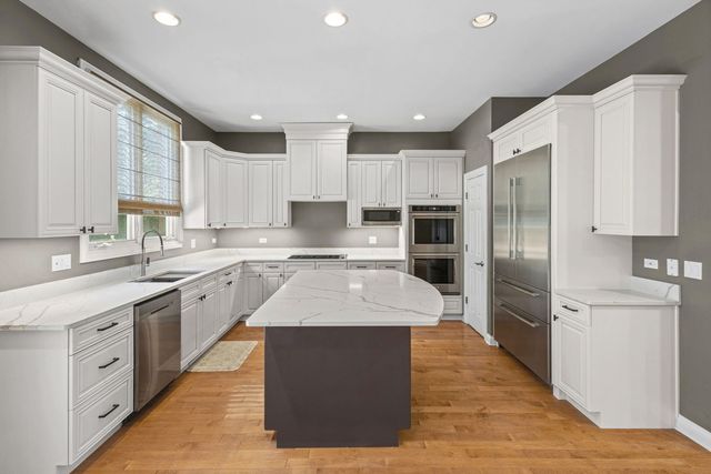 2064 Valor Court, Glenview, IL 60026