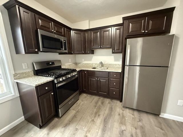 297-301 Flint 3W, Fall River, MA 02723