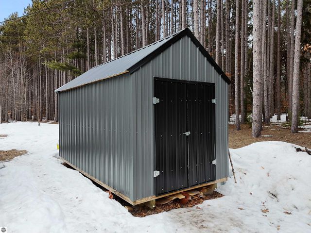 4390 S 37 Road, Cadillac, MI 49601