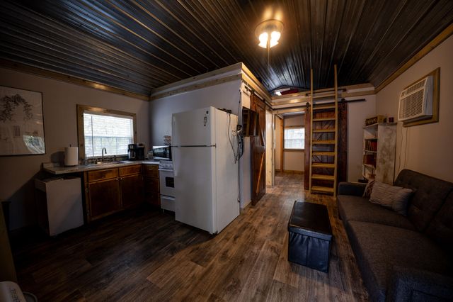 24856 County Road 247l, Pittsburg, MO 65724