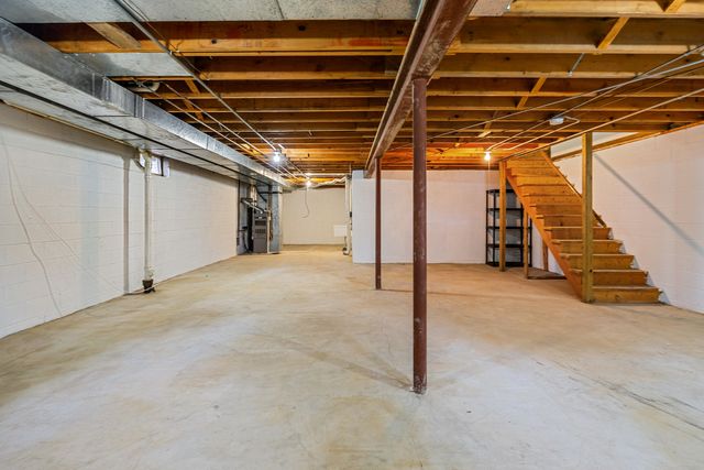 916 Pleasant Street, Woodstock, IL 60098
