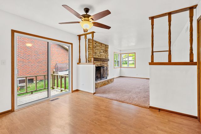 916 Pleasant Street, Woodstock, IL 60098