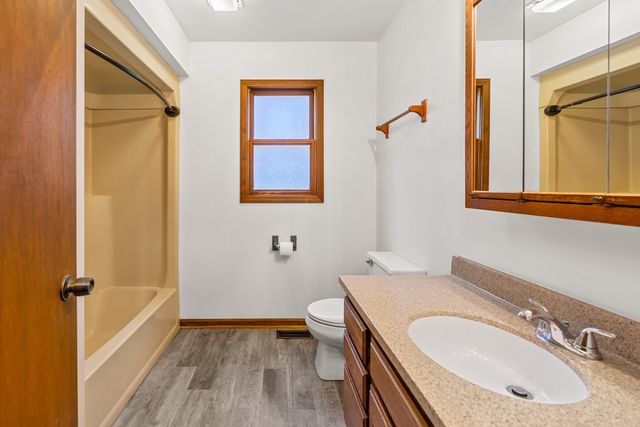 916 Pleasant Street, Woodstock, IL 60098